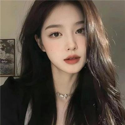 坐在酒吧里吃蛋糕